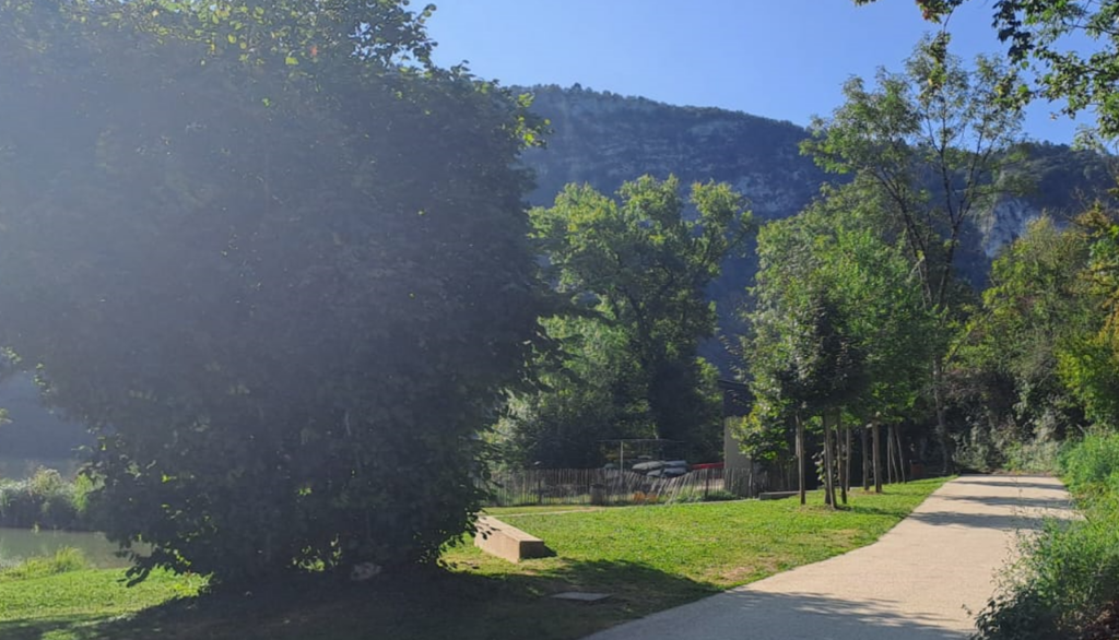 Vue du club à l'arrivée par le chemin